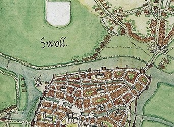 <p>Noordelijk deel van de ommuurde middeleeuwse stad Zwolle. De onderzoekslocatie ligt links boven (onder het opschrift 'Swoll'), langs de dijk van het Zwarte Water. </p>
